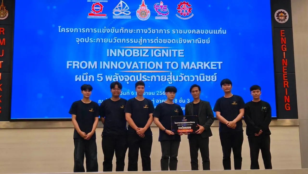 Team CARELINK receiving the INNOBIZ IGNITE consolation prize