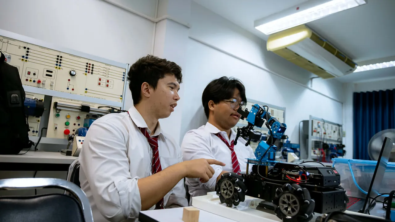 Vision-guided mobile robot at the RMUTI national academic fair